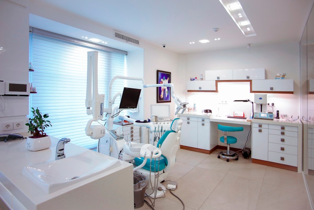 Consultorio dental moderno donde Attenda agenda las citas